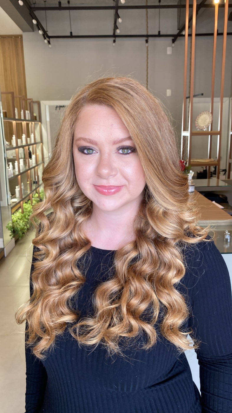 Cabelo depois de tratamento capilar, finalizado com ondas