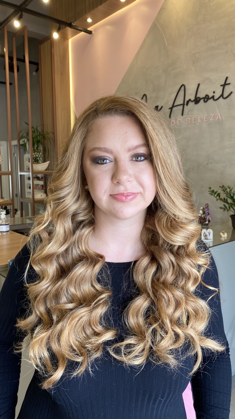 Cabelo depois de tratamento capilar e finalização com ondas