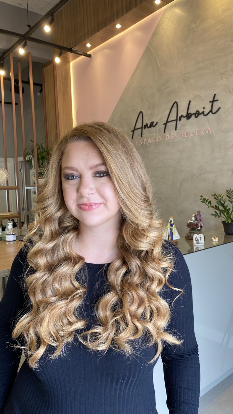 Cabelo depois de tratamento capilar e finalização com ondas