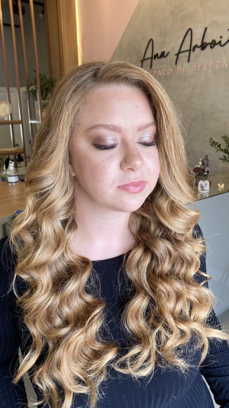 Cabelo depois de tratamento capilar e finalização com ondas