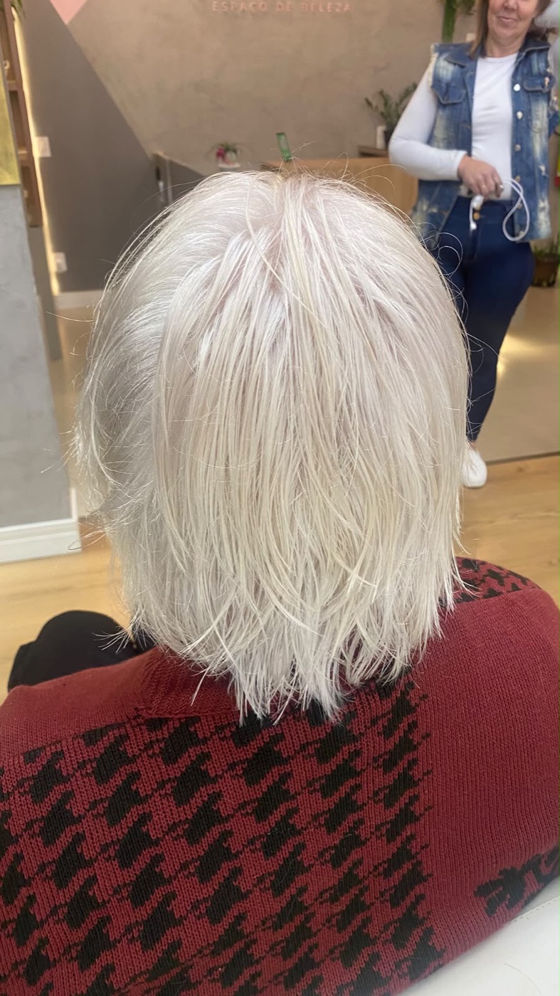 Cabelo branco depois da descoloração global realizada no salão