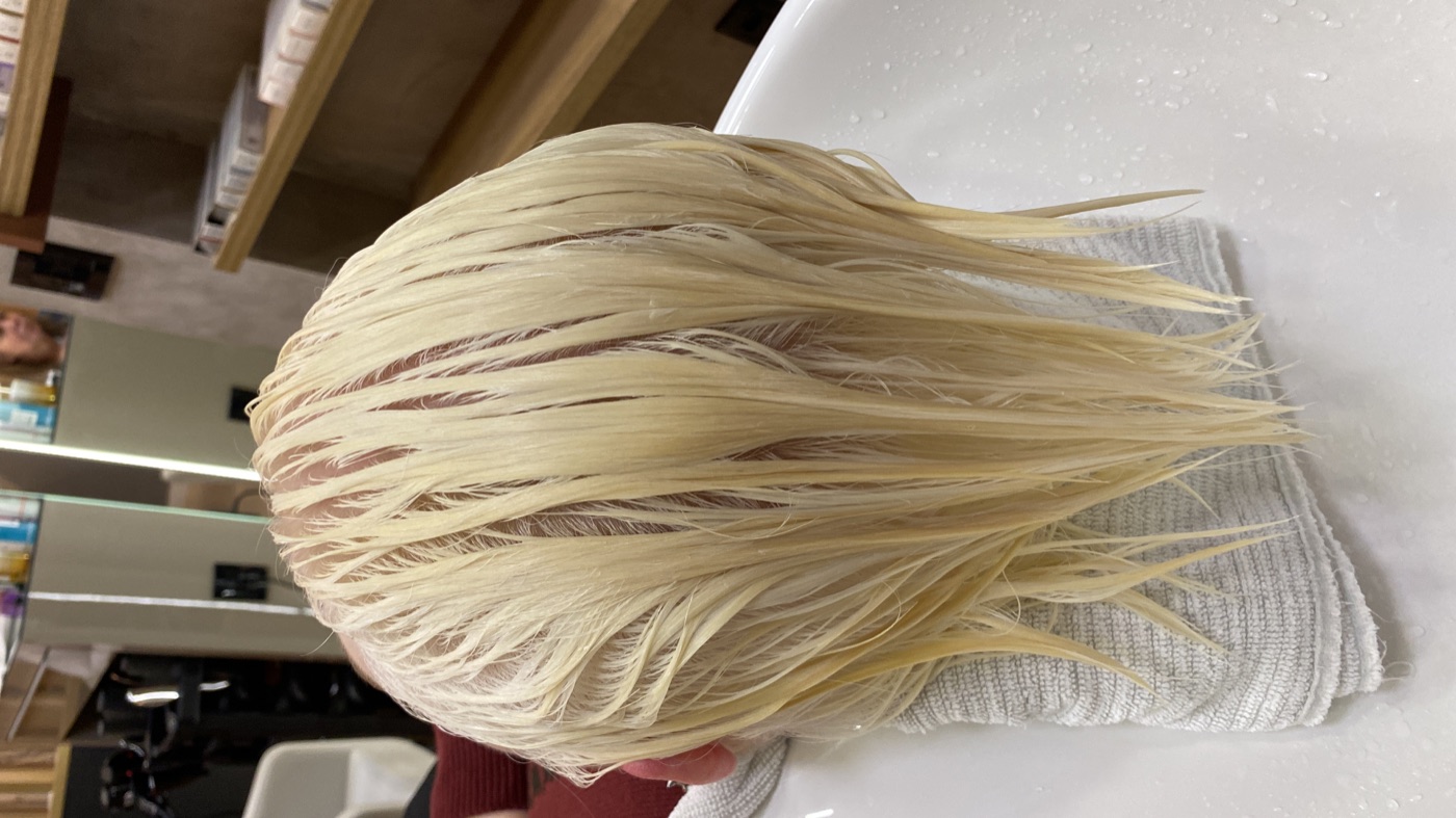 Cabelo durante o processo de descoloração global realizado no salão