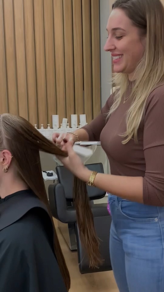Vídeo sem áudio de resultado de mechas realizado no Ana Arboit Espaço de Beleza