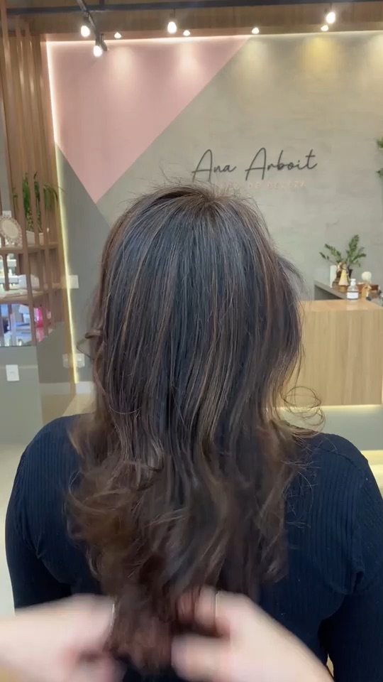 Vídeo sem áudio de resultado de mechas realizado no Ana Arboit Espaço de Beleza