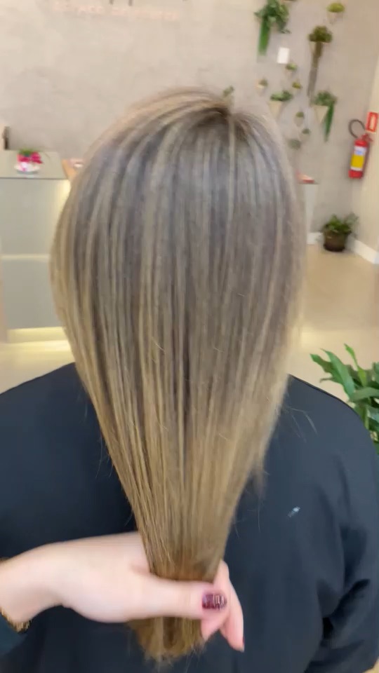 Vídeo sem áudio de resultado de mechas realizado no Ana Arboit Espaço de Beleza