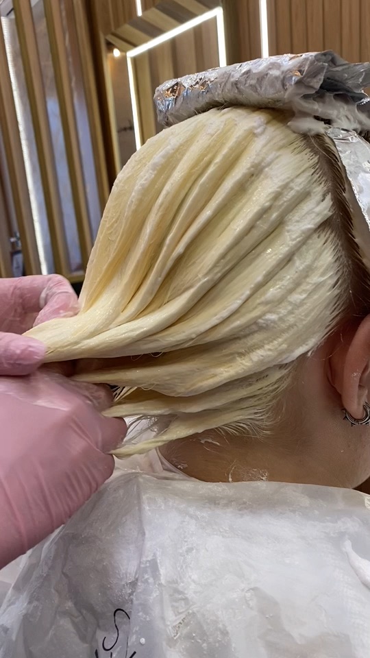 Vídeo sem áudio de resultado de mechas realizado no Ana Arboit Espaço de Beleza