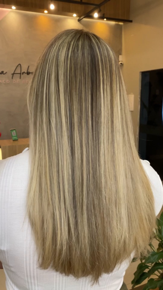 Vídeo sem áudio de resultado de mechas realizado no Ana Arboit Espaço de Beleza