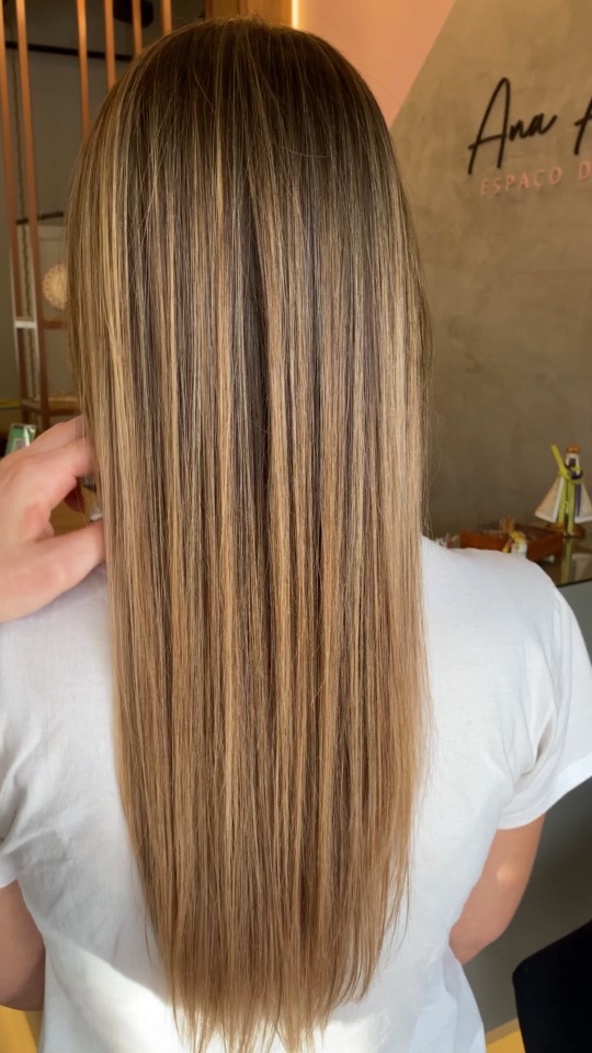 Vídeo sem áudio de resultado de mechas realizado no Ana Arboit Espaço de Beleza