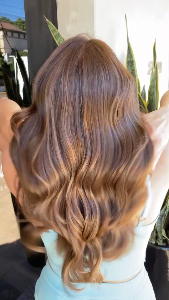 Vídeo sem áudio de resultado de mechas realizado no Ana Arboit Espaço de Beleza