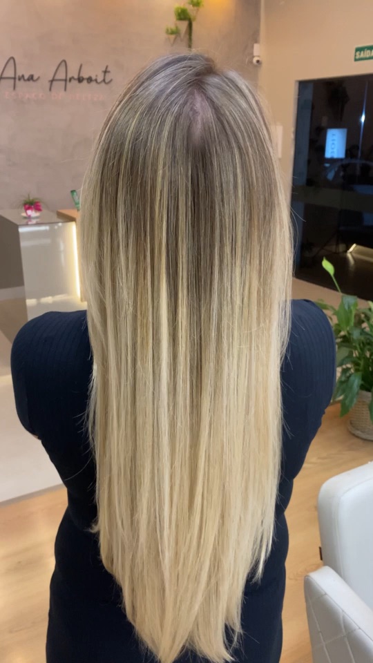 Vídeo sem áudio de resultado de mechas realizado no Ana Arboit Espaço de Beleza