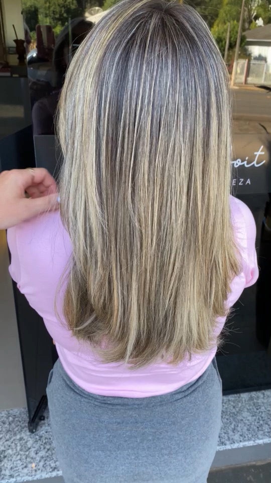 Vídeo sem áudio de resultado de mechas realizado no Ana Arboit Espaço de Beleza