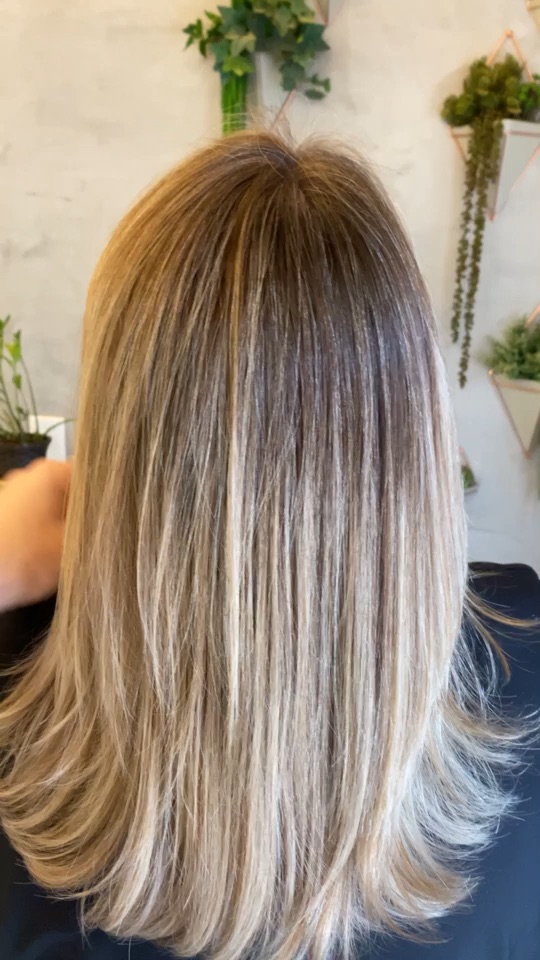Vídeo sem áudio de resultado de mechas realizado no Ana Arboit Espaço de Beleza