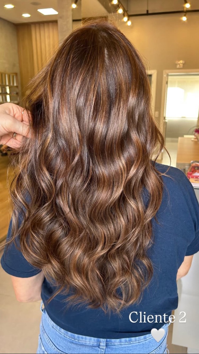 Cabelo castanho longo com mechas, brilho e ondas definidas