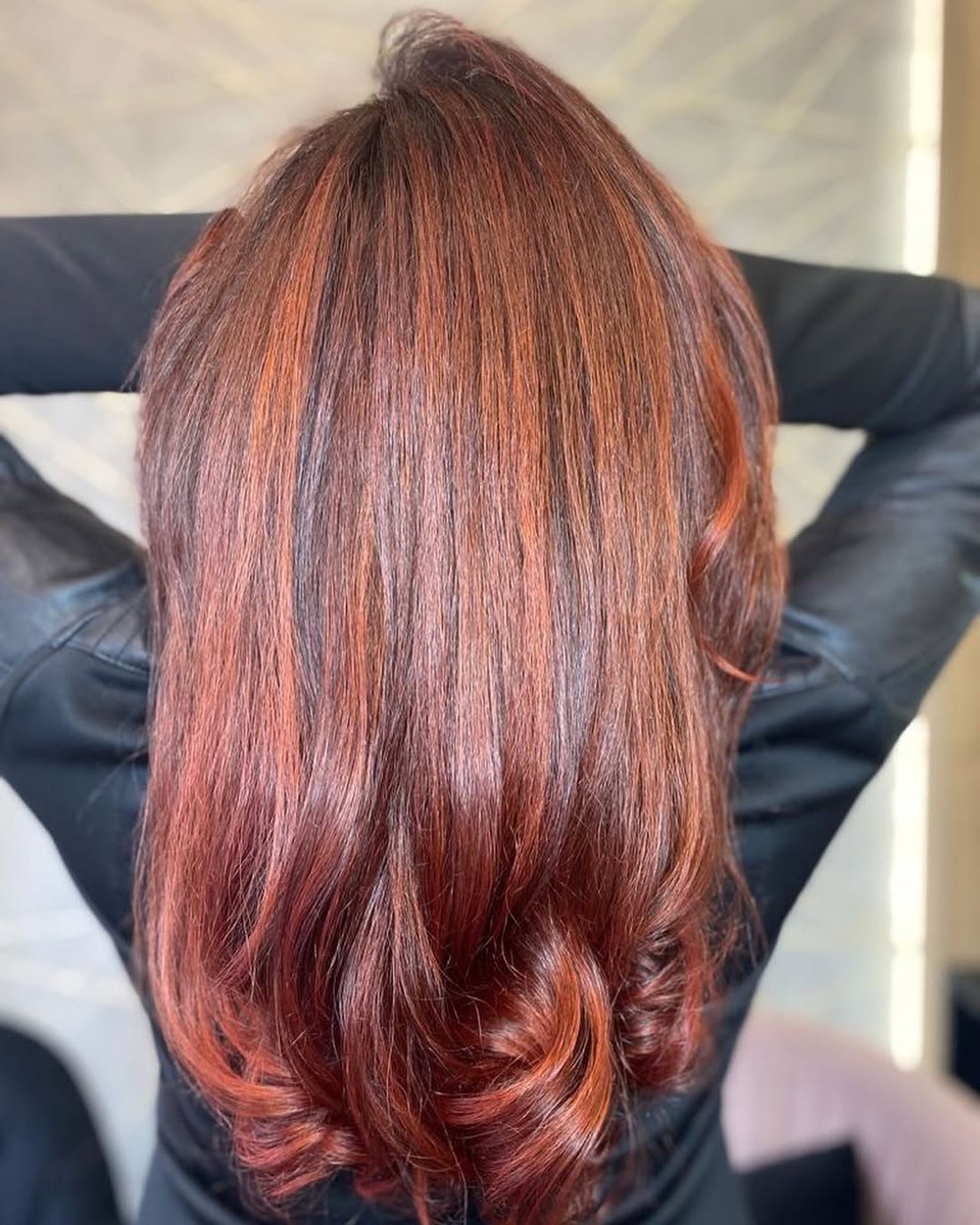 Cabelo em tom ruivo com mechas e pontas modeladas