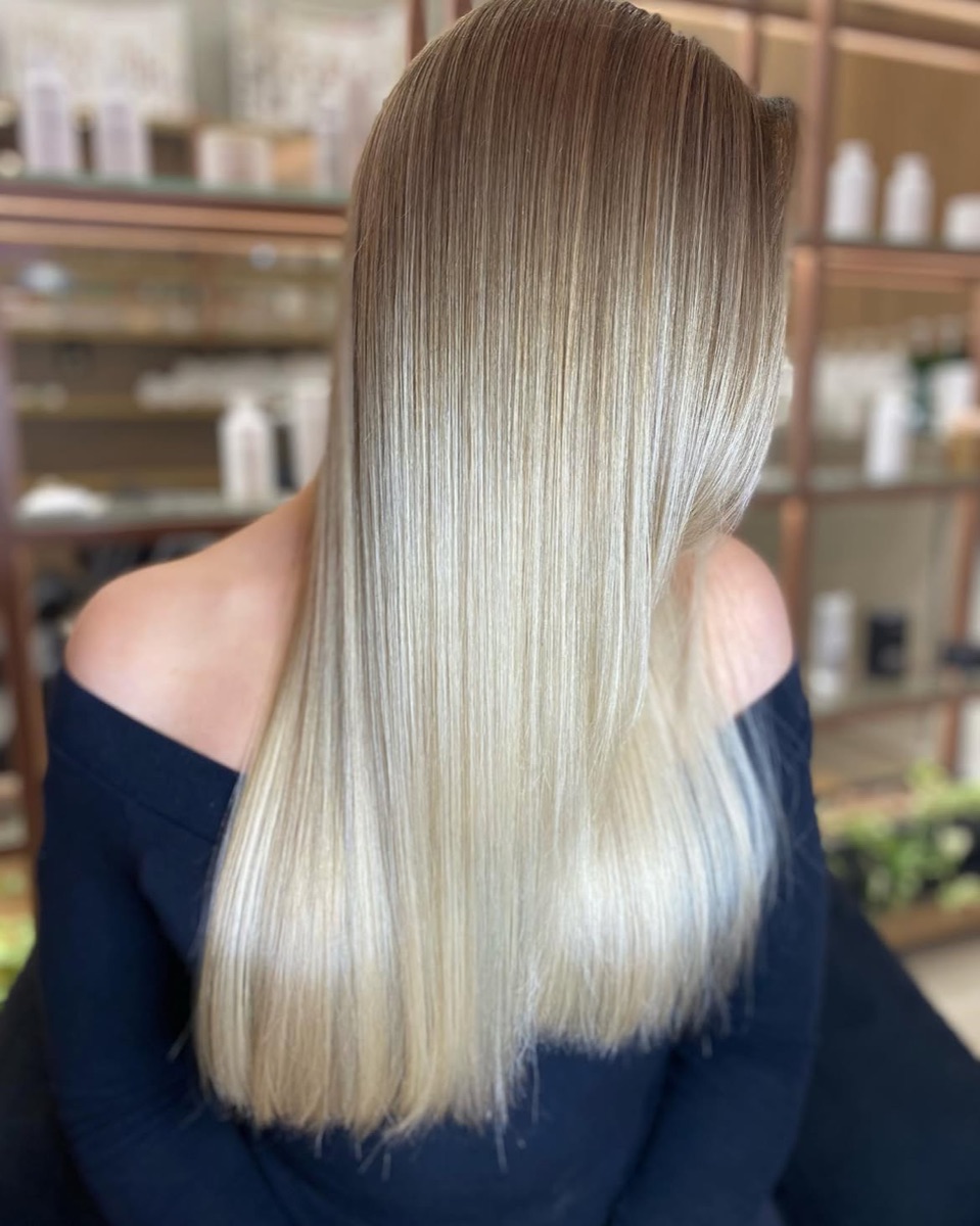 Cabelo loiro longo e liso em trabalho publicado pela Ana Arboit