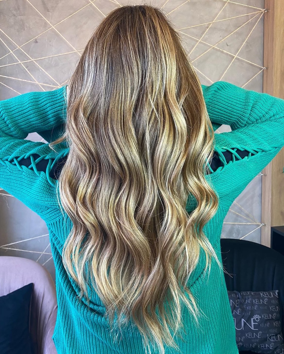 Cabelo longo com mechas claras e ondas suaves