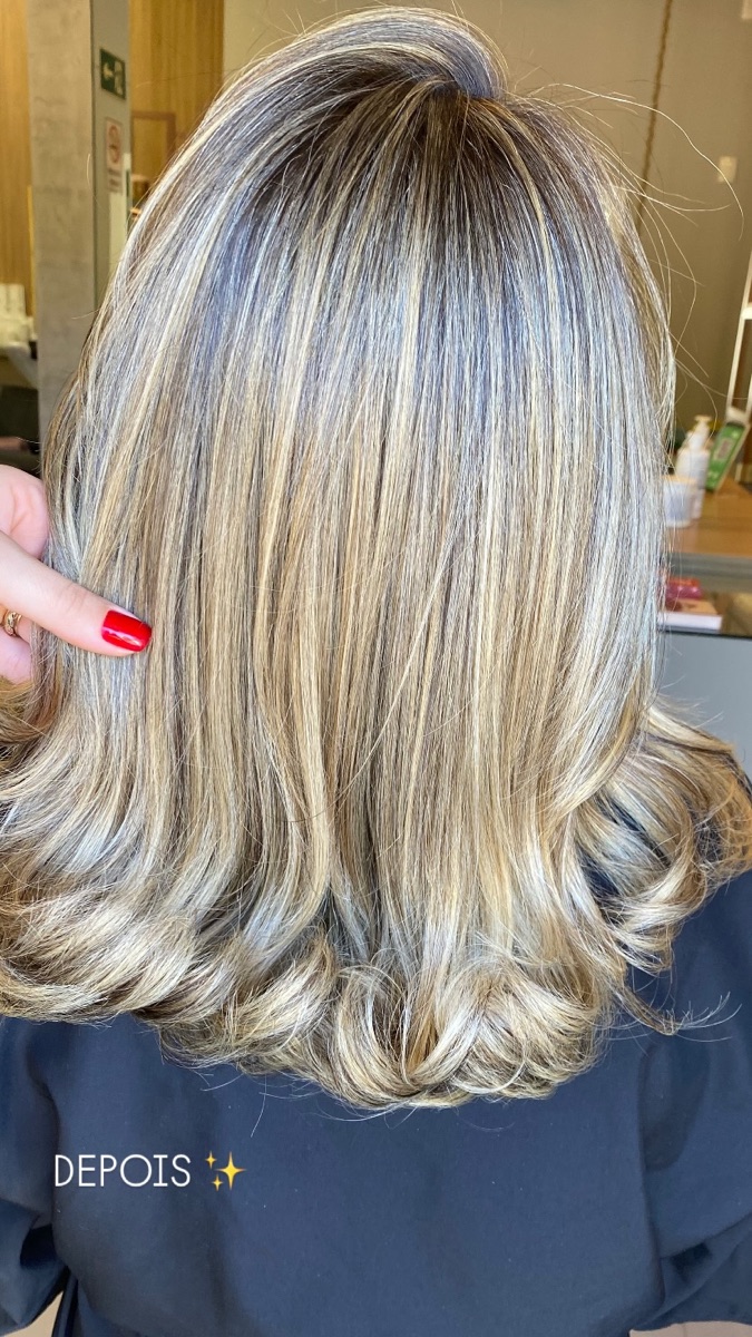 Cabelo loiro curto com mechas e pontas onduladas