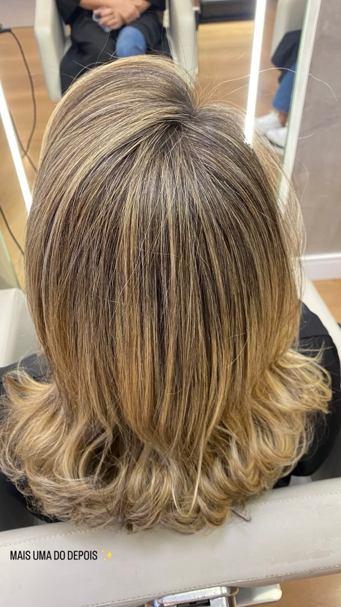Cabelo com mechas claras e pontas modeladas